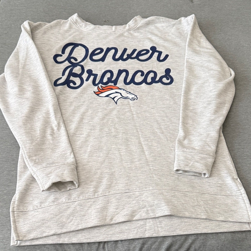 Denver Broncos women’s heather Gray Sweatshirt size S